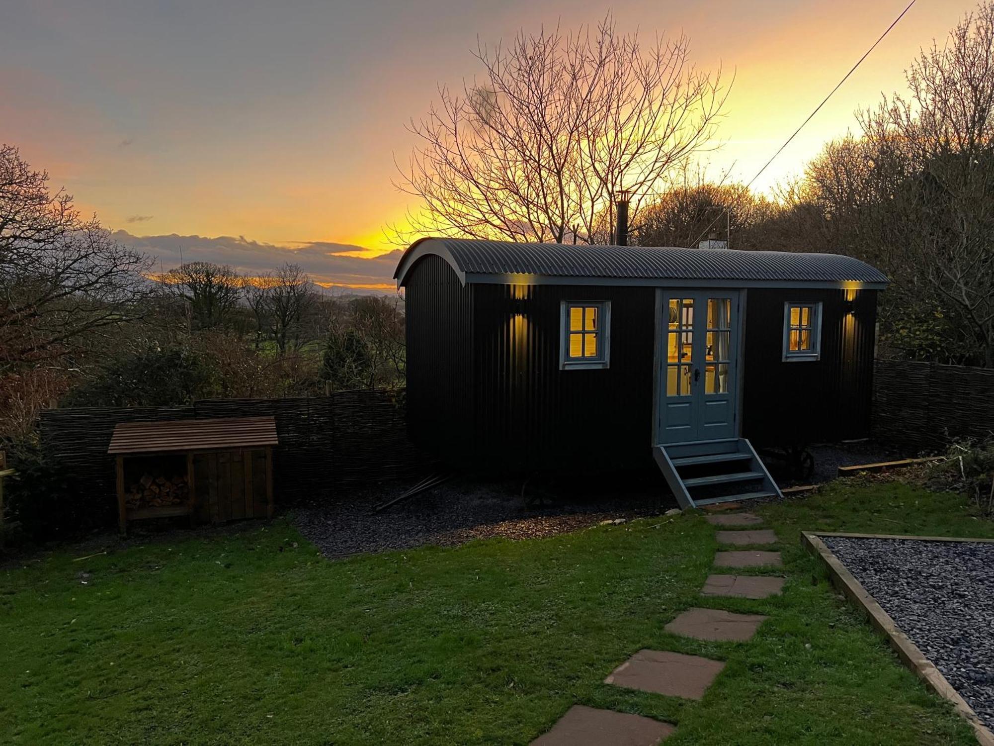 Mountain View Shepherd'S Hut For 2 Adults, 1 Dog Villa Llangoed Kültér fotó