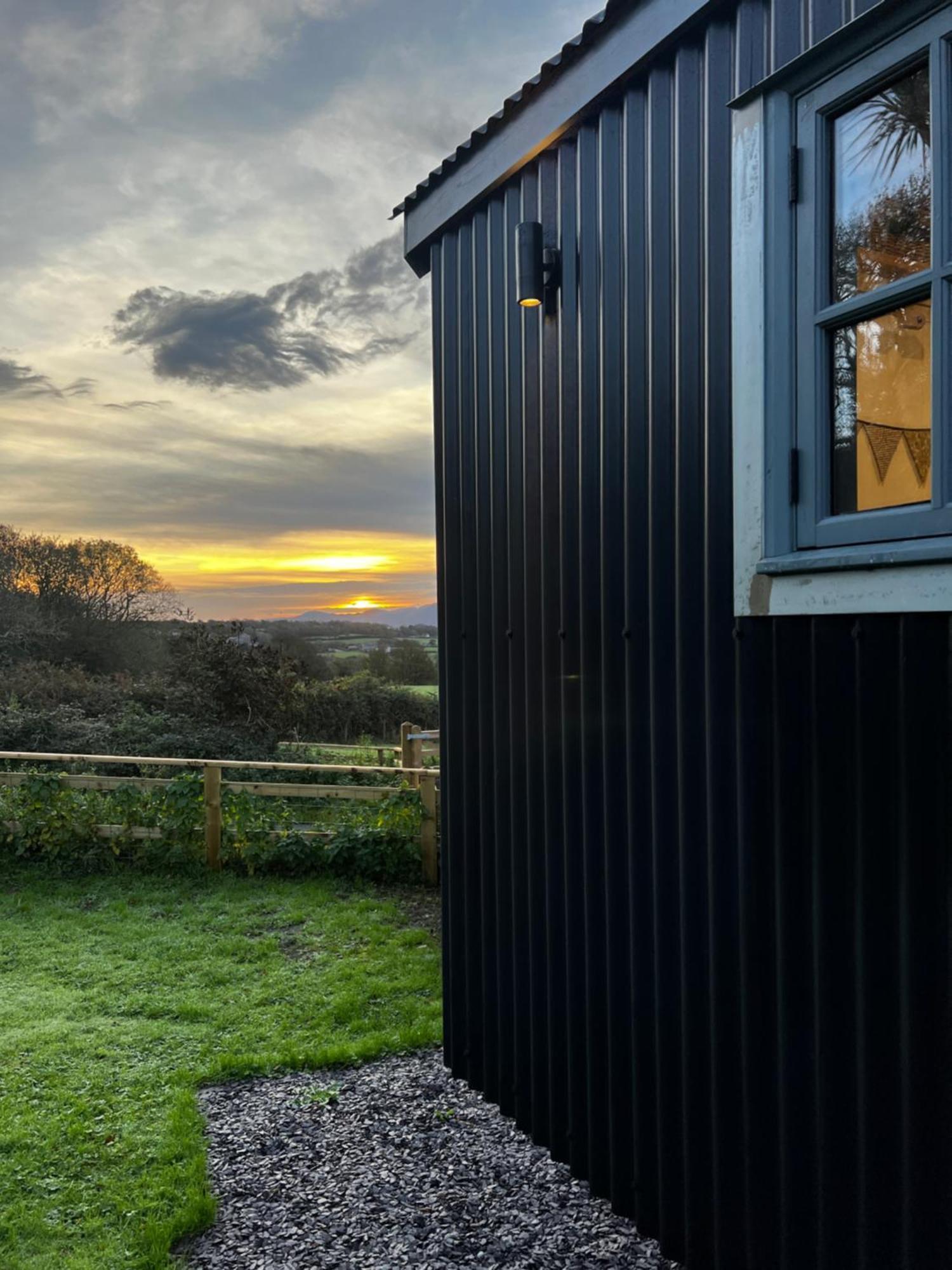 Mountain View Shepherd'S Hut For 2 Adults, 1 Dog Villa Llangoed Kültér fotó