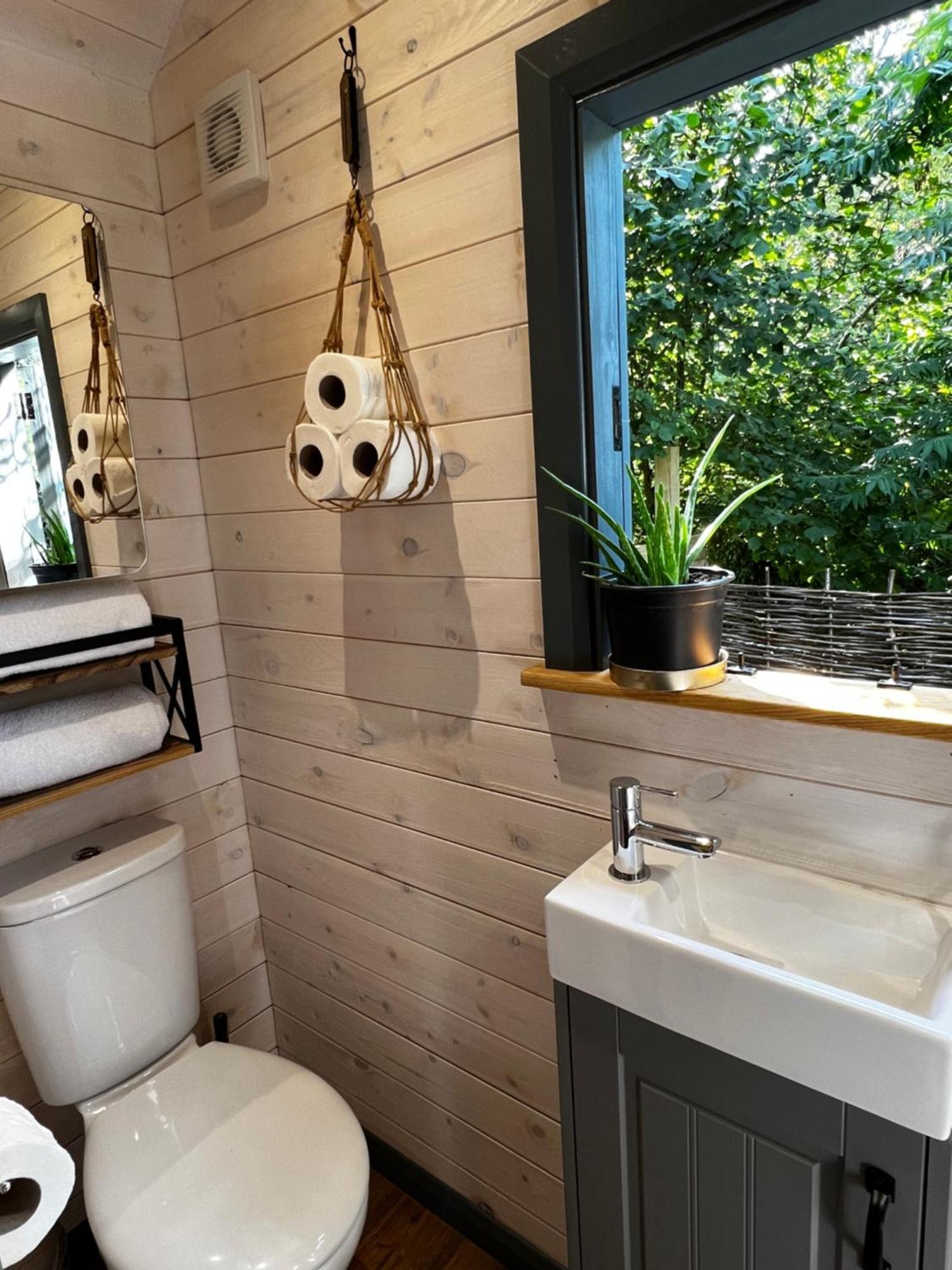 Mountain View Shepherd'S Hut For 2 Adults, 1 Dog Villa Llangoed Kültér fotó