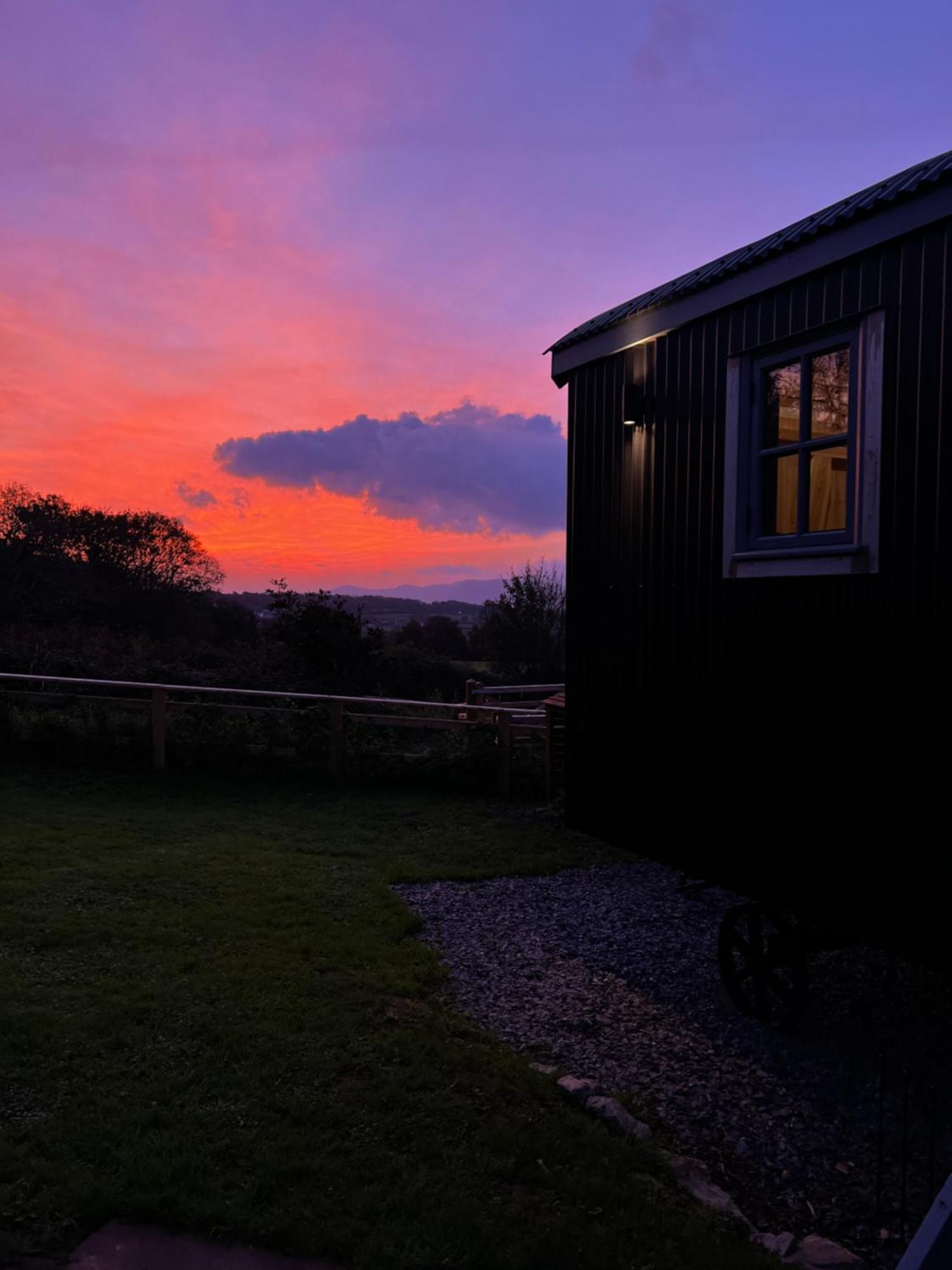 Mountain View Shepherd'S Hut For 2 Adults, 1 Dog Villa Llangoed Kültér fotó